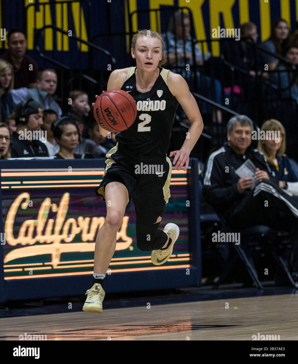 9 feb 2018 Berkeley, CA U.S.A. la guardia del Colorado Alexis Robinson (2) ha segnato 19 punti e 4 assist ha portato il pallone in campo durante la partita di pallacanestro femminile NCAA tra i Colorado Bufaloes e i California Golden Bears 76-78 persi all'Hass Pavilion Berkeley California. Thurman James / CSM(immagine di credito: &Copy; Thurman James/CSM tramite cavo ZUMA) Foto Stock