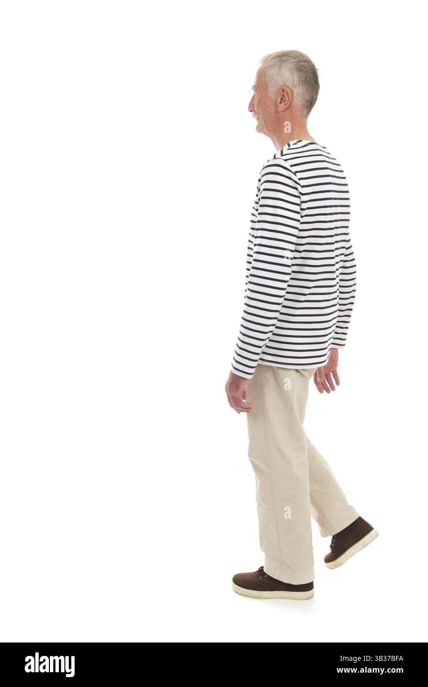 Uomo anziano che cammina in abbigliamento per il tempo libero in studio Foto Stock