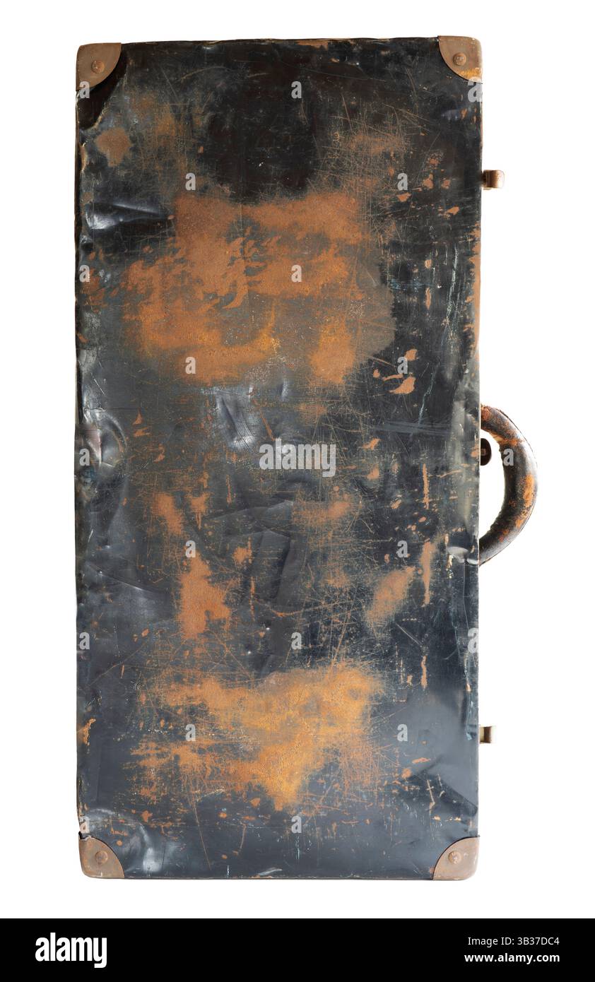 La vecchia valigia in metallo arrugginito si trova sull'estremità con superficie grunge piatta per lo sfondo e l'esposizione. La superficie piatta antica mostra maniglia, chiusure e graffi. Foto Stock
