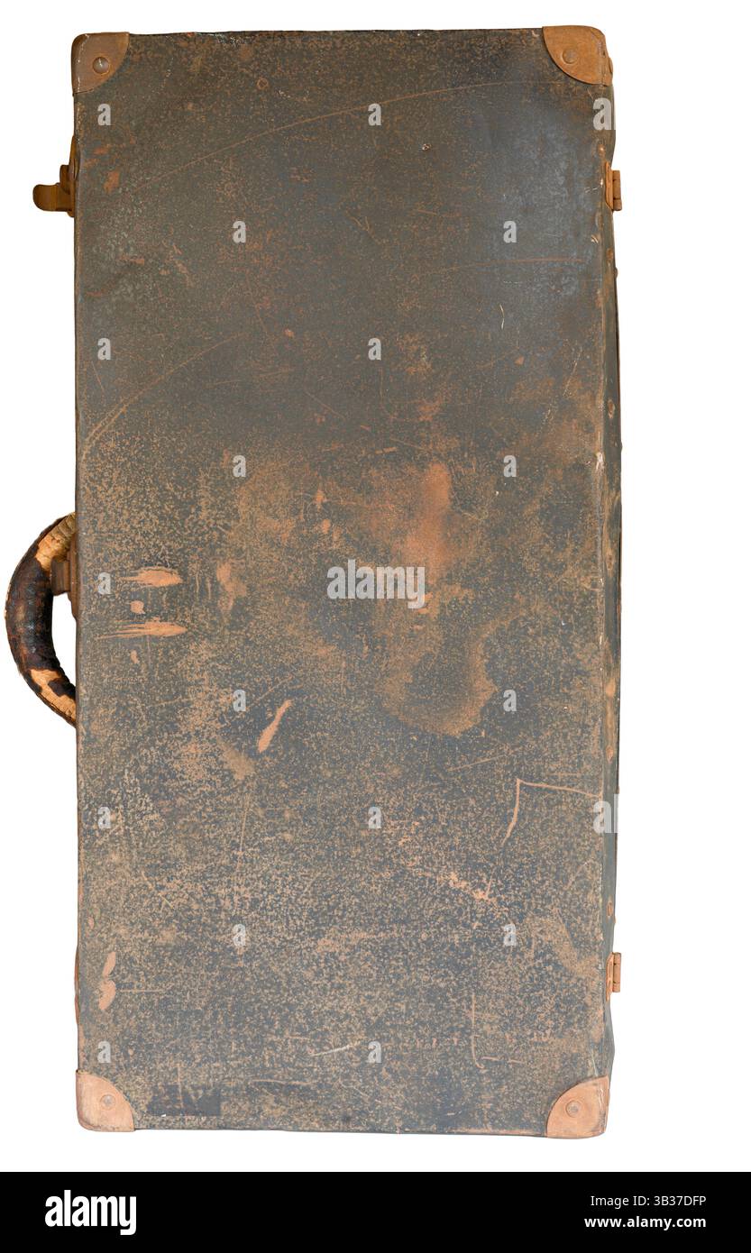 La vecchia valigia in metallo arrugginito si trova sull'estremità con superficie grunge piatta per lo sfondo e l'esposizione. La superficie piatta antica mostra maniglia, chiusure e graffi. Foto Stock