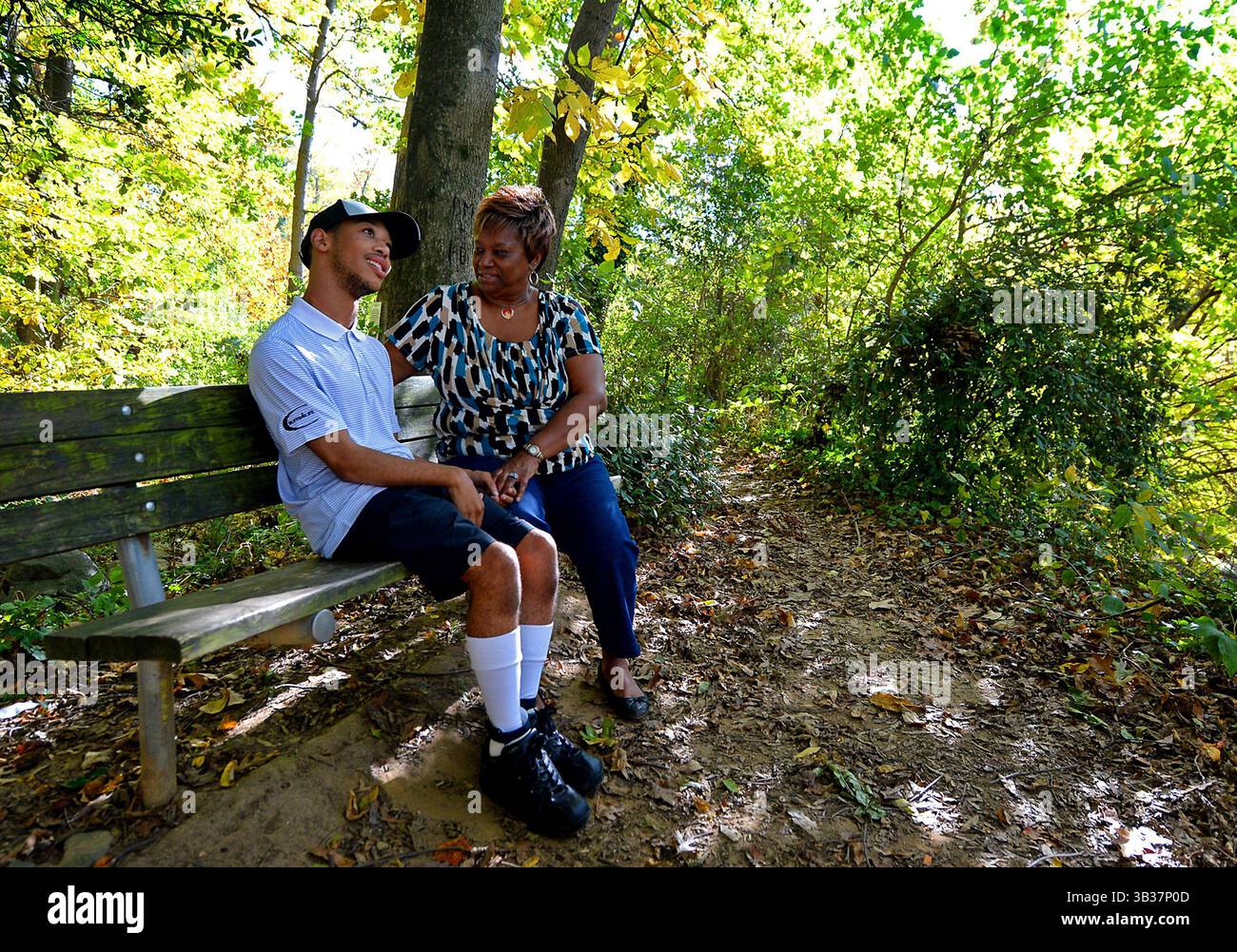 2 novembre 2017 - Charlotte, NC, USA - il cancelliere Lee Adams, lasciò e sua nonna Saundra Adams siedono al Freedom Park di Charlotte all'inizio di novembre 2017. Adams ha cresciuto suo nipote dalla nascita. La chiama "G-Mamma". (Immagine di credito: © Jeff Siner/TNS tramite filo ZUMA) Foto Stock
