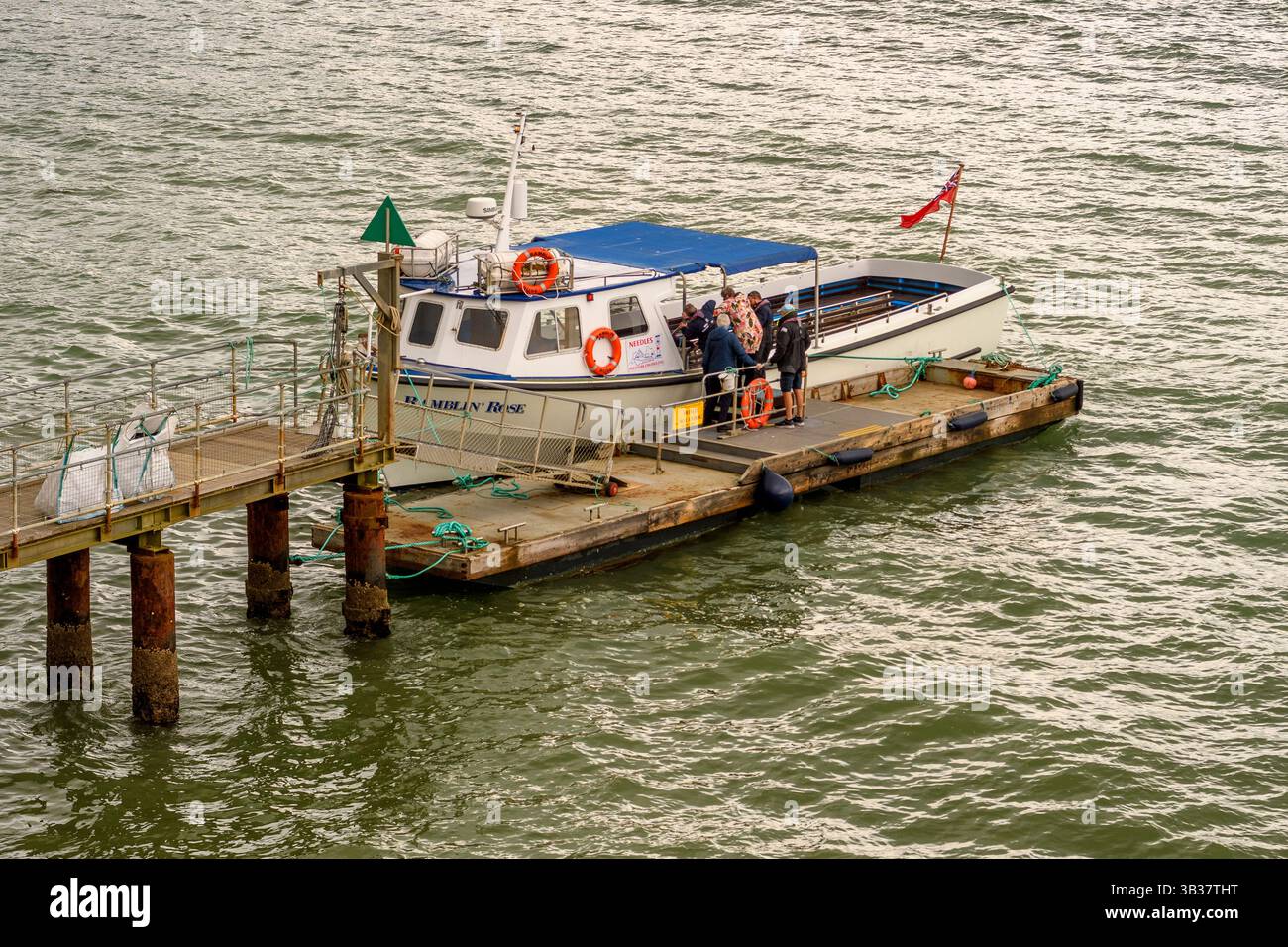 Molo Alum Bay e traghetto per Needles Point e faro, Isola di Wight, Regno Unito Foto Stock