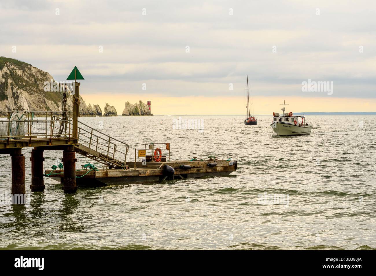 Molo Alum Bay e traghetto per il faro di Needles Point, Isola di Wight, Regno Unito Foto Stock