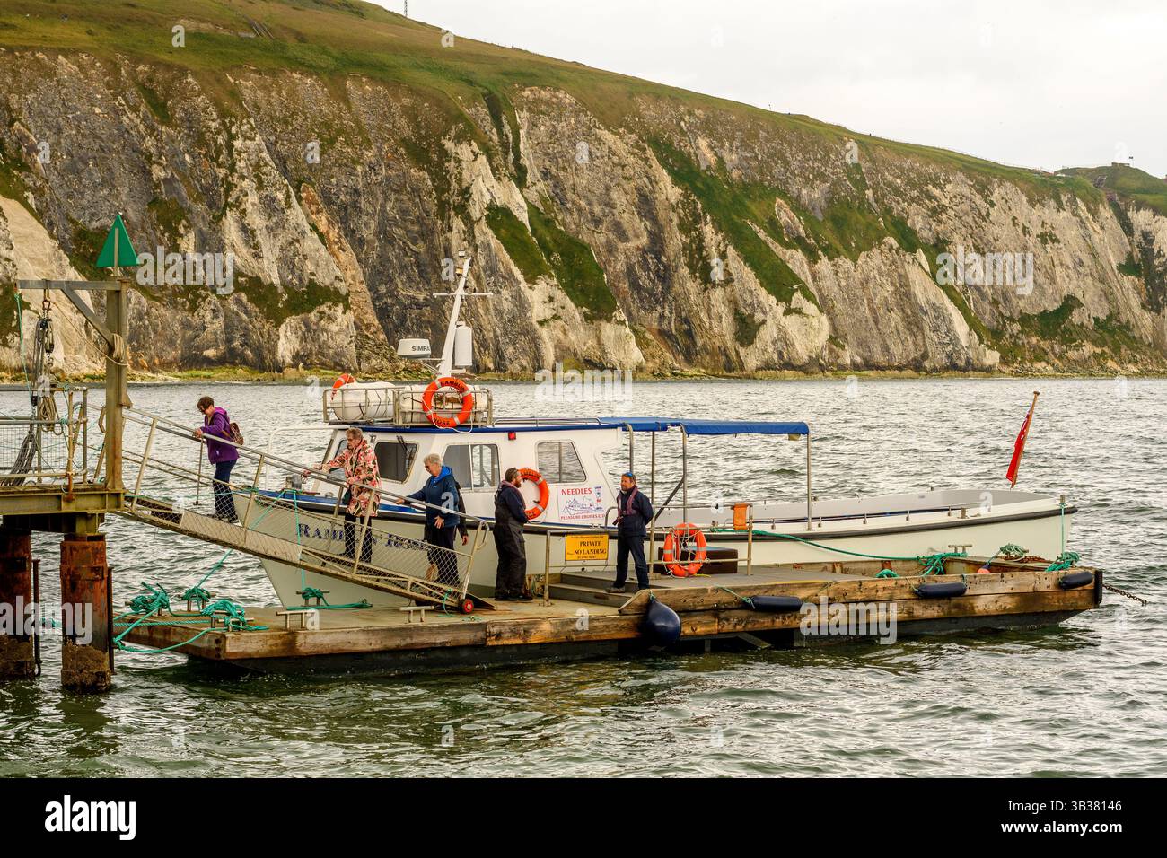 Persone che sbarcano in traghetto per Needles Point e il faro, molo di Alum Bay, Isola di Wight, Regno Unito Foto Stock