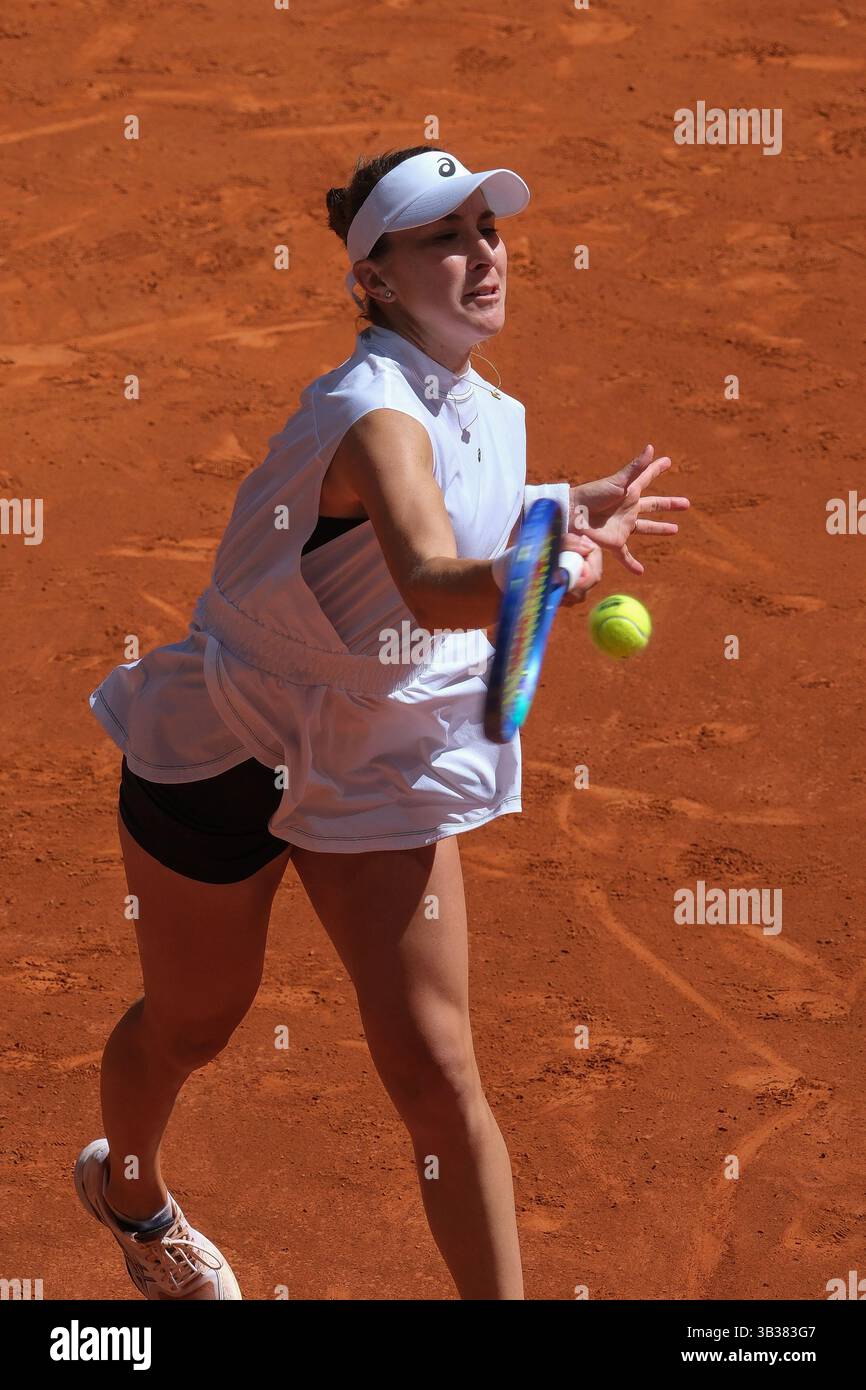 Belinda Bencic della Svizzera in azione al mutua Madrid Open a la Caja Magica il 28 aprile 2025 a Madrid, Spagna Foto Stock