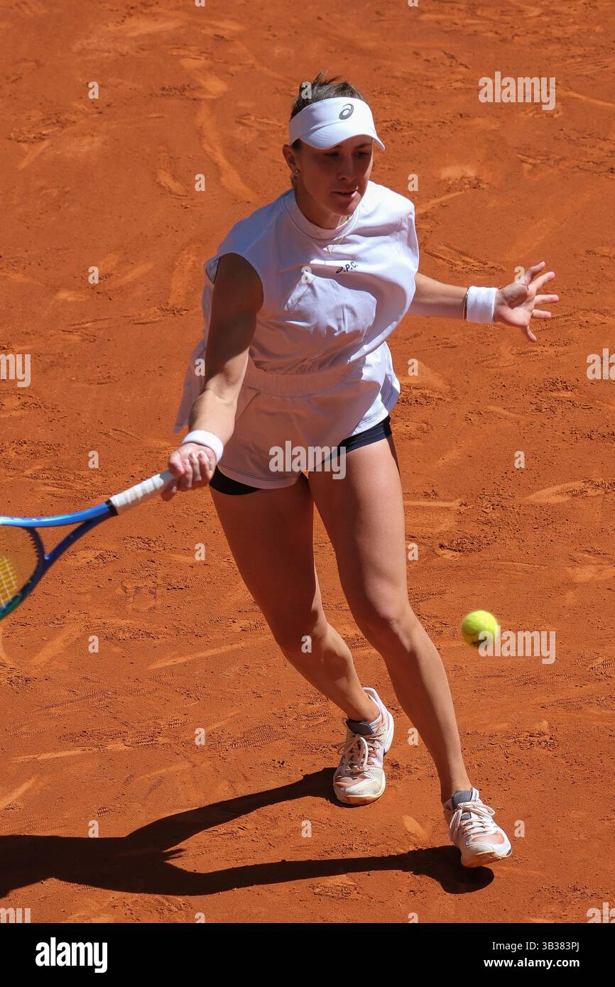 Belinda Bencic della Svizzera in azione al mutua Madrid Open a la Caja Magica il 28 aprile 2025 a Madrid, Spagna Foto Stock