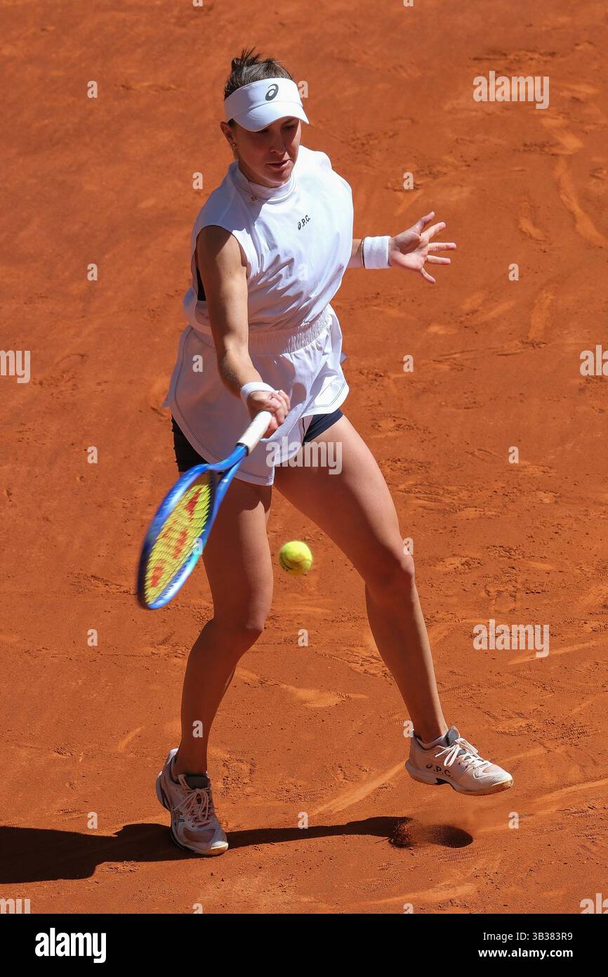 Belinda Bencic della Svizzera in azione al mutua Madrid Open a la Caja Magica il 28 aprile 2025 a Madrid, Spagna Foto Stock