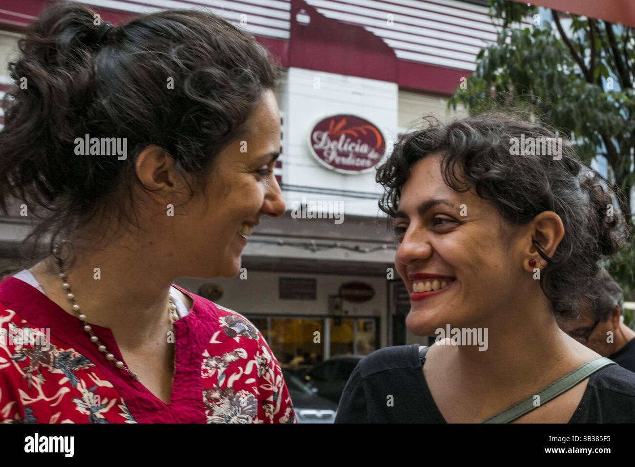 26 dicembre 2017 - San Paolo, San Paolo, Brasile - Dez, 2017 - San Paolo, San Paolo, San Paolo, Brasile - la giornalista TATIT BRANDAO (in nero) e la sua compagna LAURA BARUFFALDI hanno partecipato martedì (26) a una protesta con baci collettivi tra diverse coppie, all'interno di una panetteria nella città di San Paolo, dove sono state entrambe vittime di un atto omofobico praticato giorni prima dai dipendenti del negozio. (Immagine di credito: © Marcelo Chello via ZUMA Wire) Foto Stock