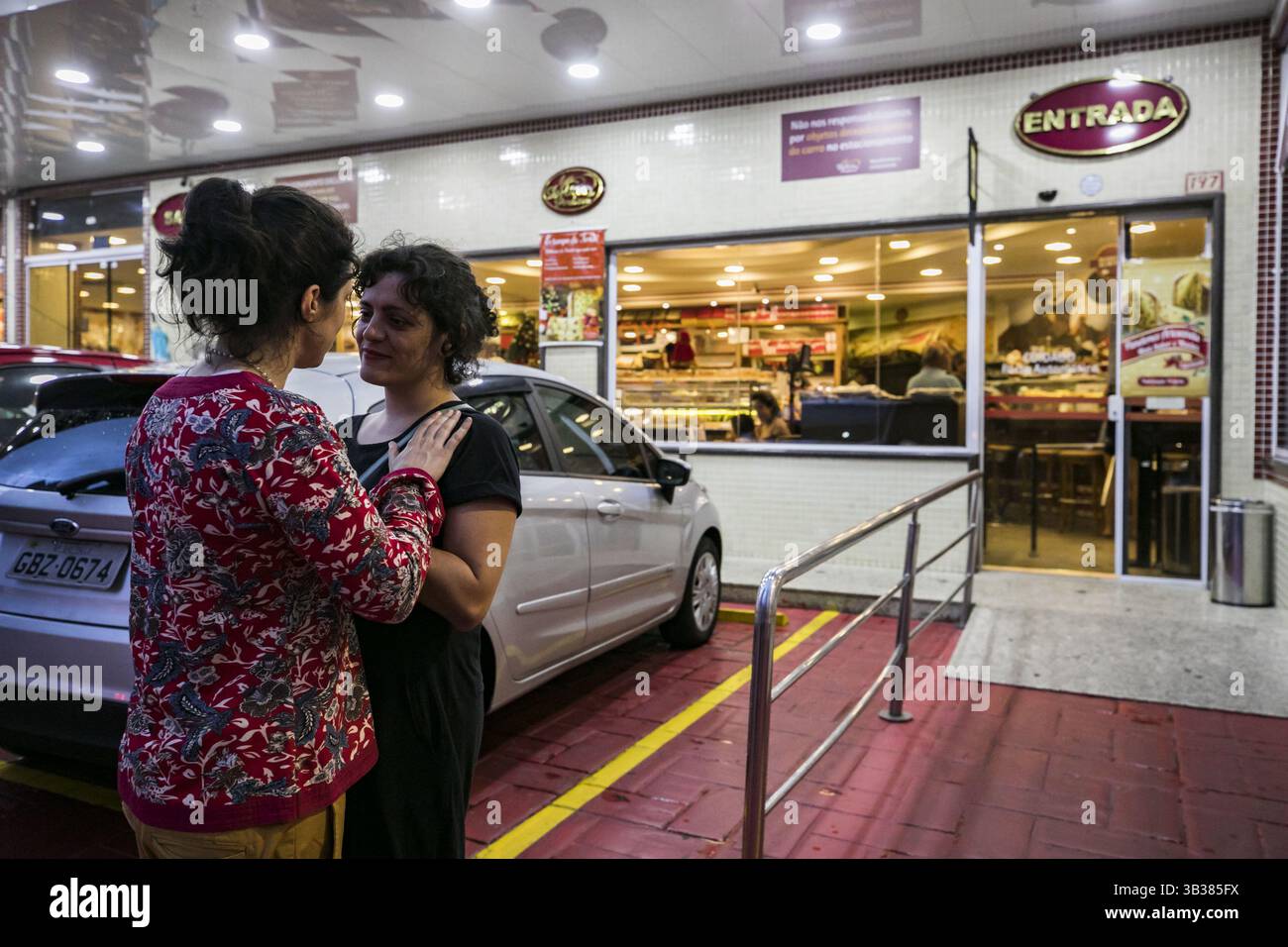 26 dicembre 2017 - San Paolo, San Paolo, Brasile - Dez, 2017 - San Paolo, San Paolo, San Paolo, Brasile - la giornalista TATIT BRANDAO (in nero) e la sua compagna LAURA BARUFFALDI hanno partecipato martedì (26) a una protesta con baci collettivi tra diverse coppie, all'interno di una panetteria nella città di San Paolo, dove sono state entrambe vittime di un atto omofobico praticato giorni prima dai dipendenti del negozio. (Immagine di credito: © Marcelo Chello via ZUMA Wire) Foto Stock