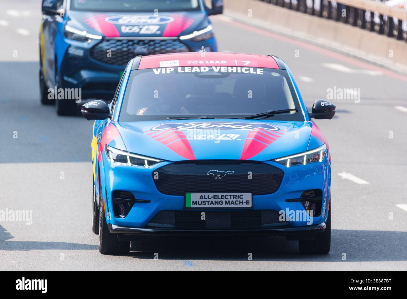 Ford Mustang Mach e EV Course Vehicle alla TCS London Marathon 2025, Regno Unito. Auto VIP Foto Stock