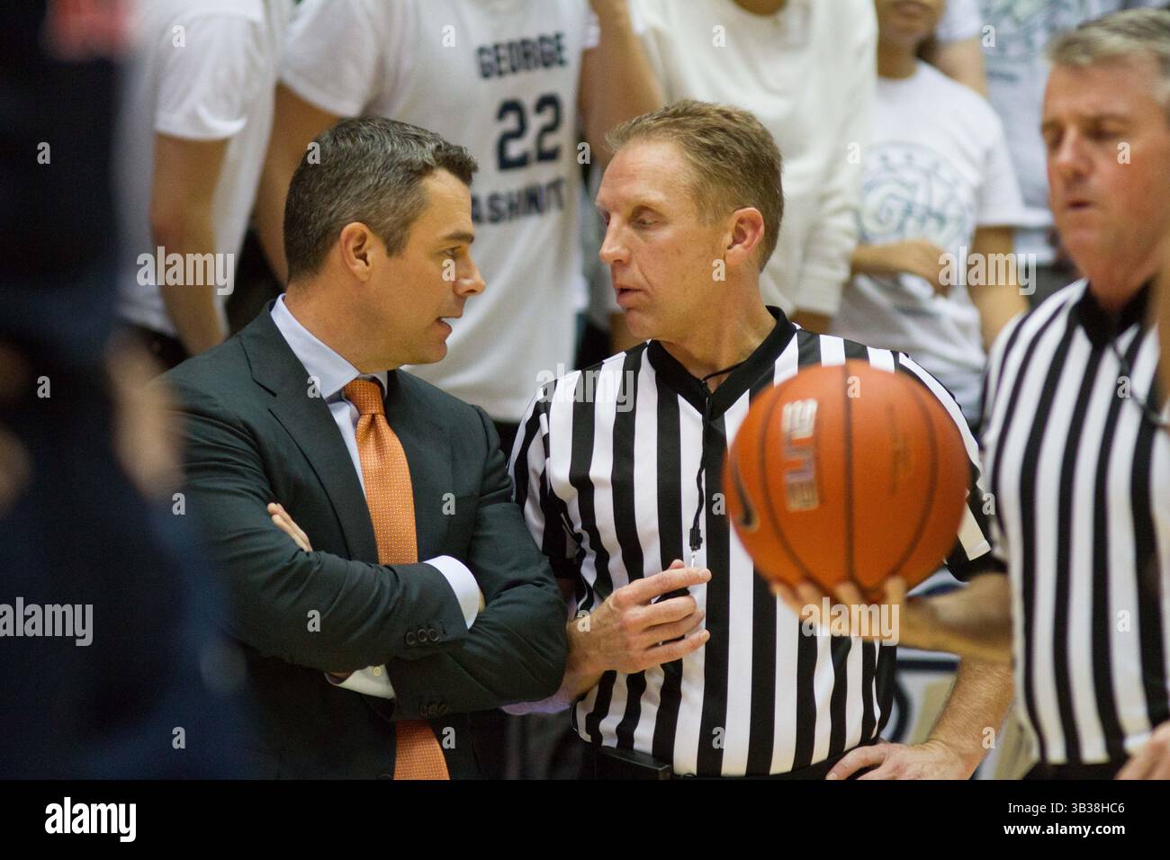 16 novembre 2015 - Washington, Distrcit of Columbia, USA - Capo allenatore della squadra di basket maschile dei Virginia Cavaliers, TONY BENNETT. (Immagine di credito: © Alex Edelman via ZUMA Wire) Foto Stock