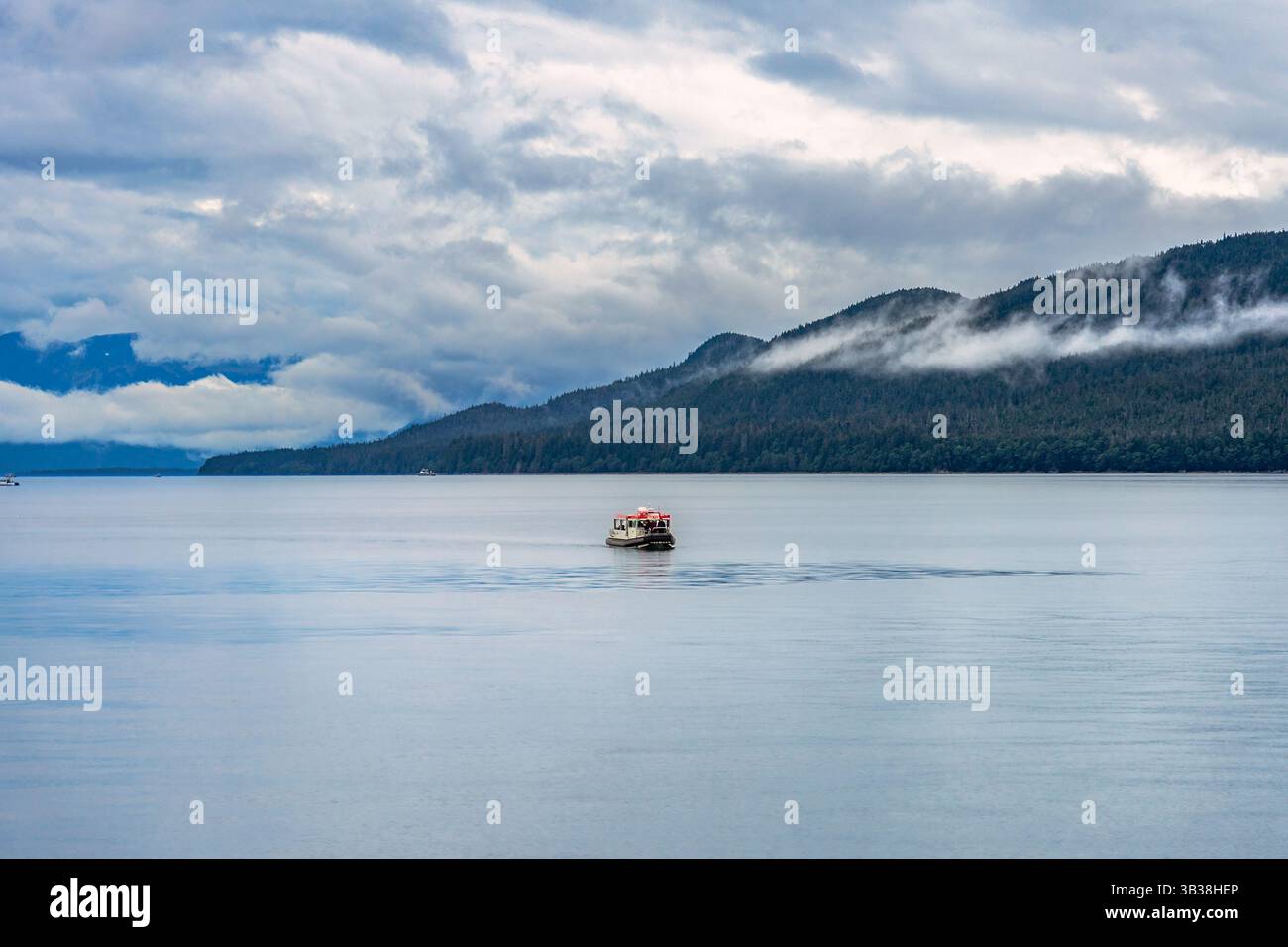 Juneau, Alaska, Stati Uniti - 22 settembre 2024: Un tour in barca per l'avvistamento delle balene nell'area di Auke Bay vicino a Juneau, Alaska. Foto Stock