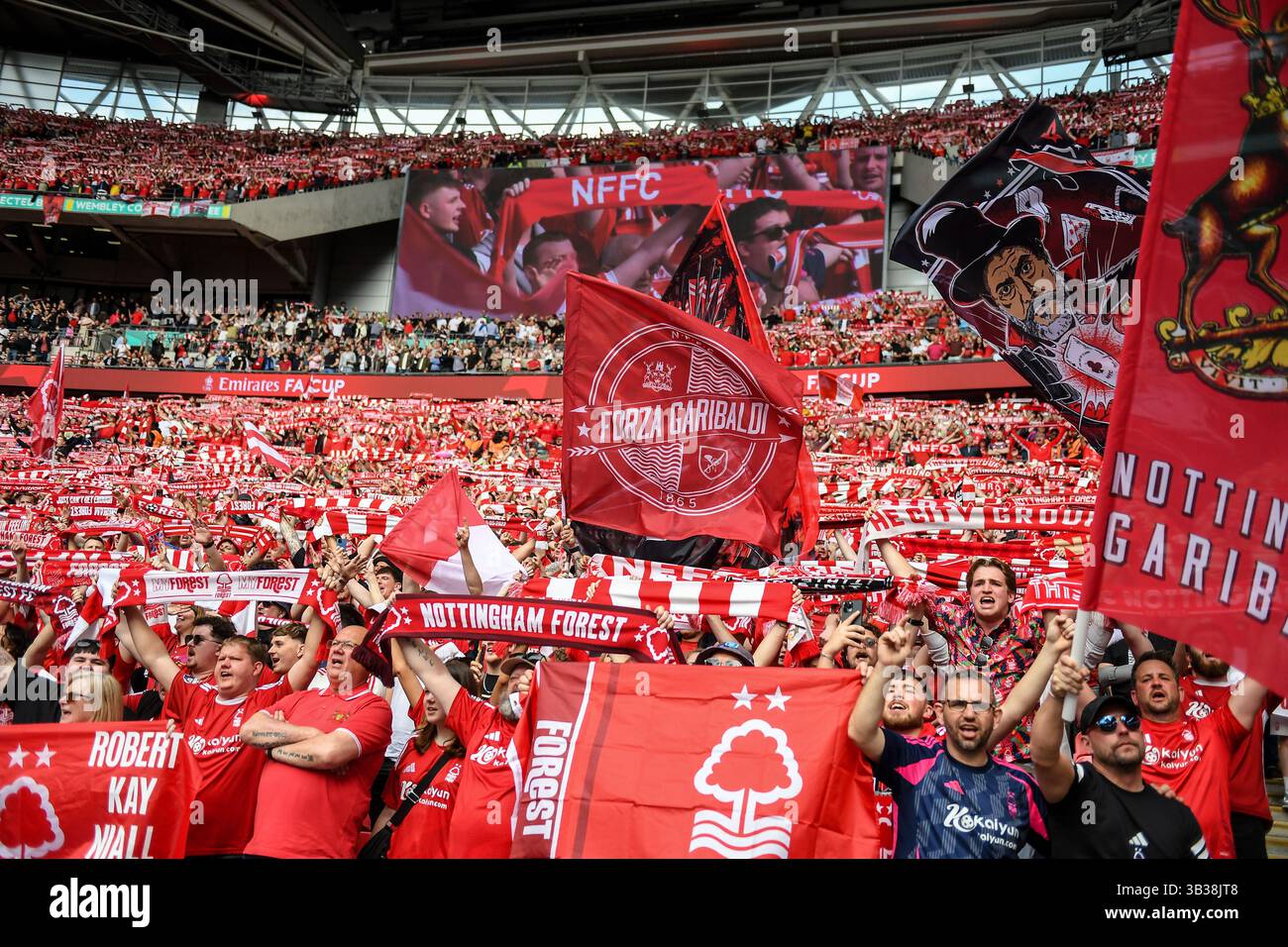 I tifosi della foresta si sono divertiti a partecipare alla semifinale della Emirates fa Cup tra Manchester City e Nottingham Forest allo stadio di Wembley, Londra, domenica 27 aprile 2025. (Foto: Jon Hobley | mi News) crediti: MI News & Sport /Alamy Live News Foto Stock