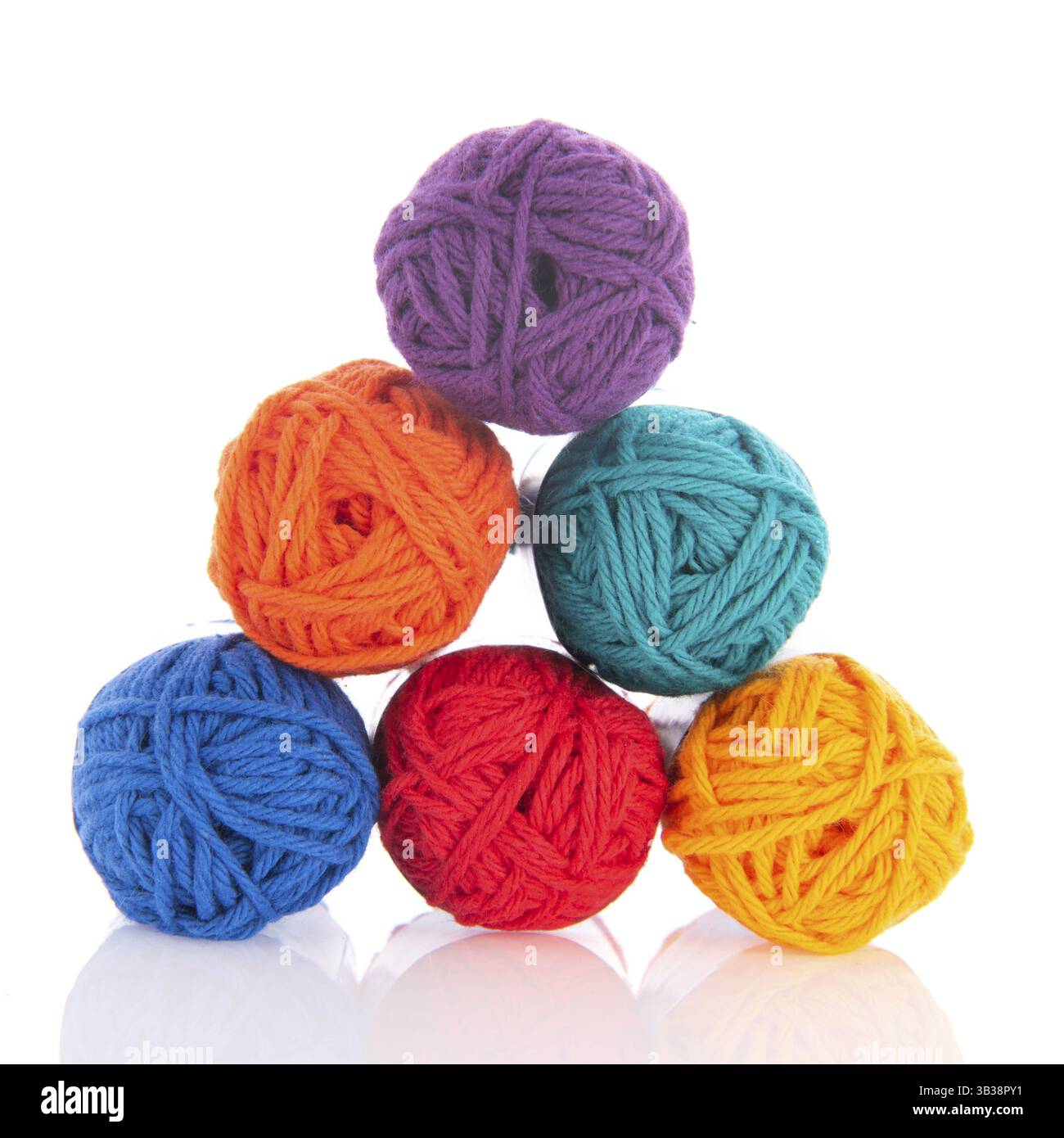 Lana di maglia blu isolata su sfondo bianco Foto Stock