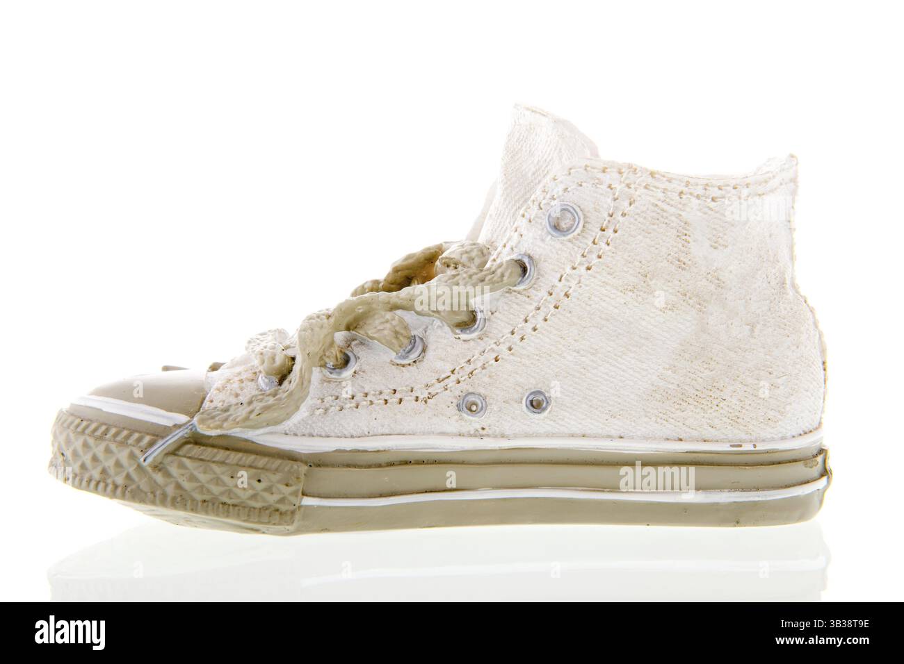 Sneaker bianca isolata su sfondo bianco Foto Stock