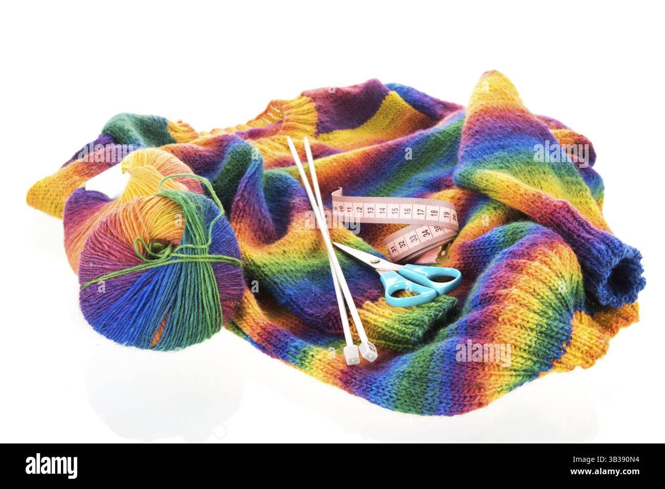 Colorate ponticello a maglia con aghi e lana isolate su sfondo bianco Foto Stock