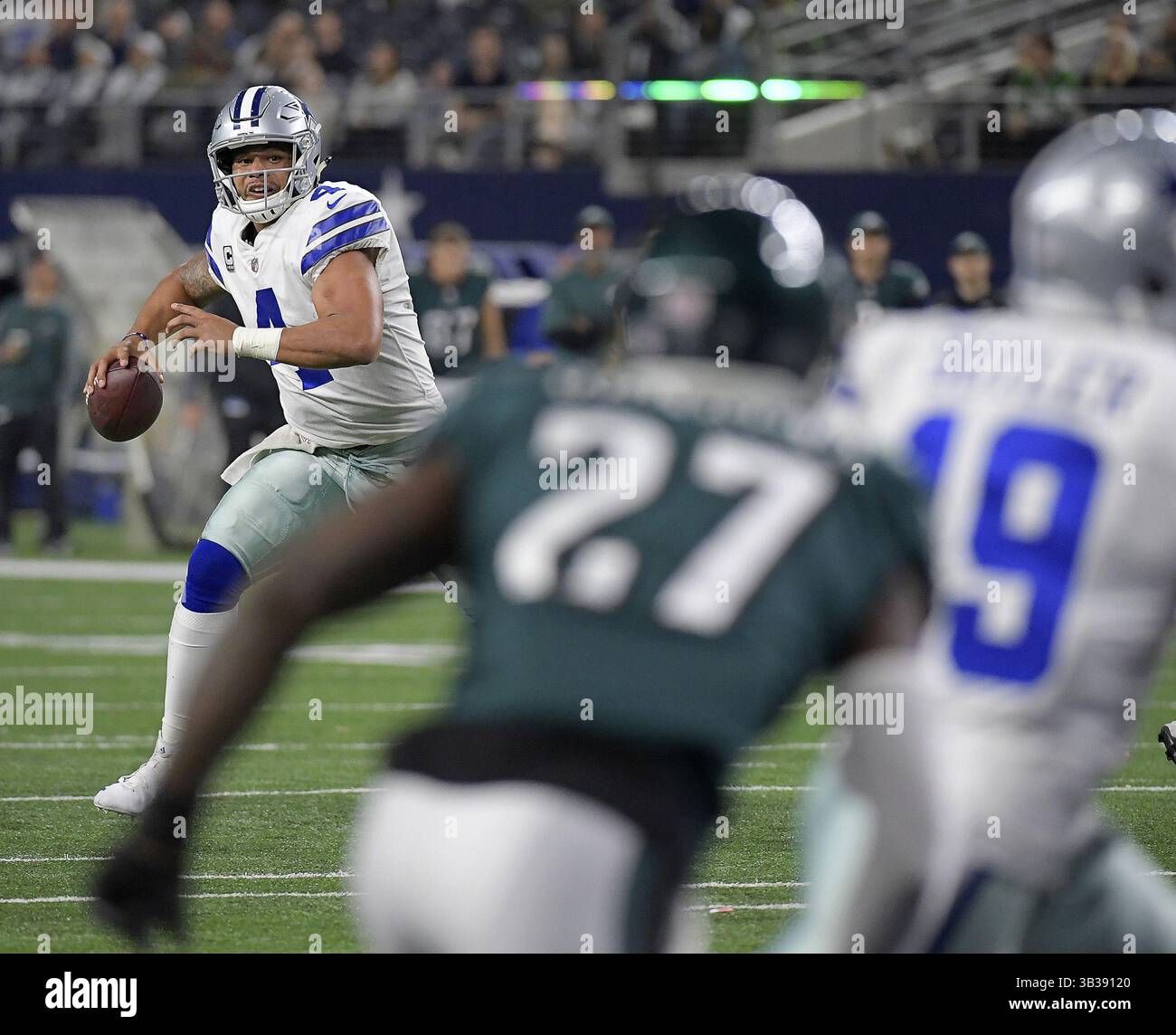 19 novembre 2017 - Arlington, Texas, USA - il quarterback dei Dallas Cowboys Dak Prescott (4) tenta di colpire il wide receiver Brice Butler (19) nella end zone durante il quarto quarto periodo, ma viene scelto dalla strong safety dei Philadelphia Eagles Malcolm Jenkins (27) mentre gli Eagles batterono i Cowboys 37-9 domenica 19 novembre 2017 all'AT&T Stadium di Arlington, Texas. (Immagine di credito: © Max Faulkner/TNS tramite filo ZUMA) Foto Stock