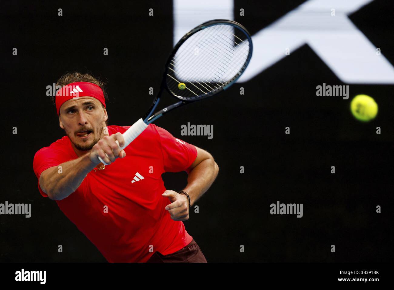 MELBOURNE, AUSTRALIA - 19 GENNAIO: Il tedesco Alexander Zverev colpisce in anticipo Ugo Humbert di Francia nell'ottavo giorno degli Australian Open 2025 a me Foto Stock