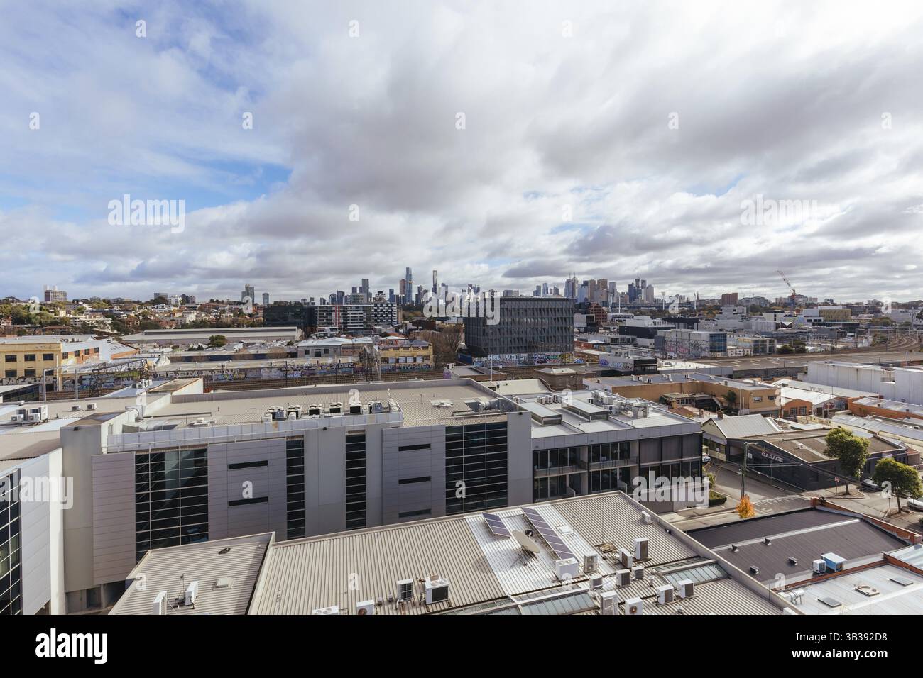 MELBOURNE, AUSTRALIA - 10 GIUGNO 2022: Vista verso lo skyline di Melbourne da un alto edificio a Cremorne in Australia Foto Stock