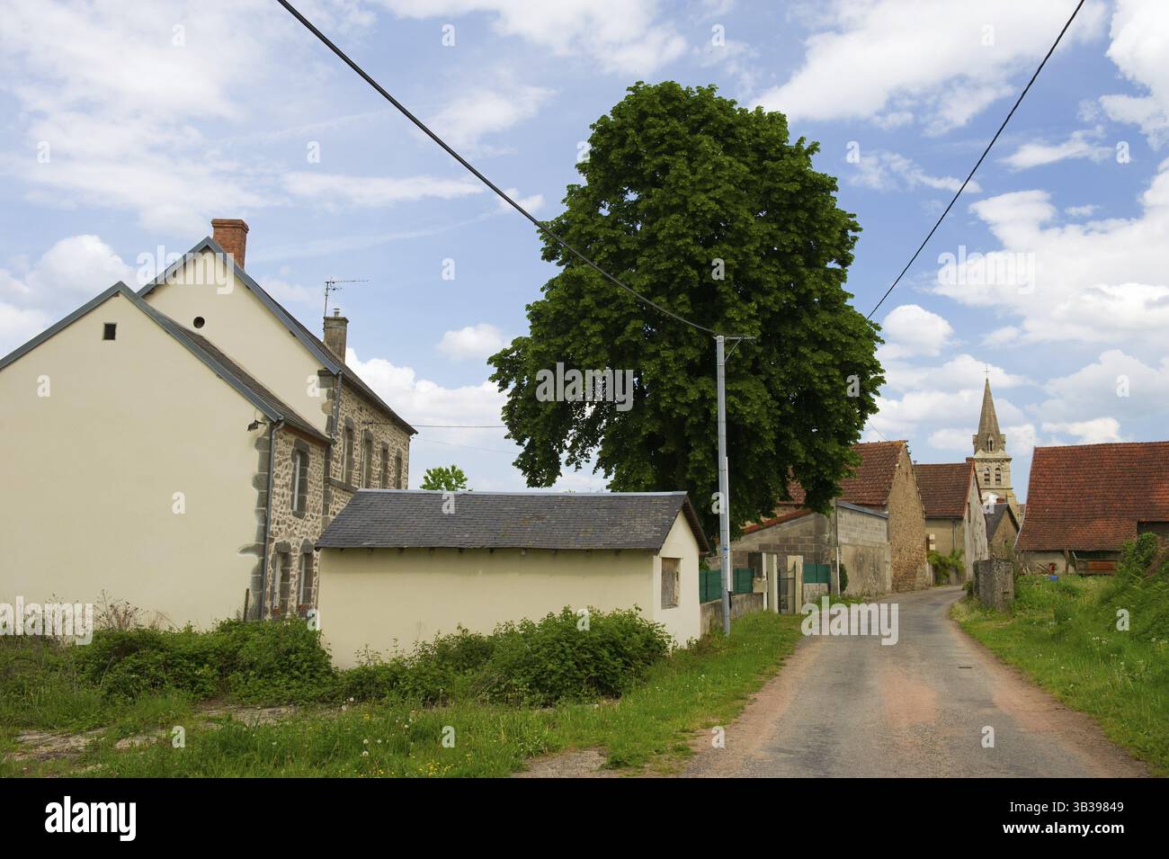 Tipico villaggio francese in Auvergne chiamato Mazirat Foto Stock