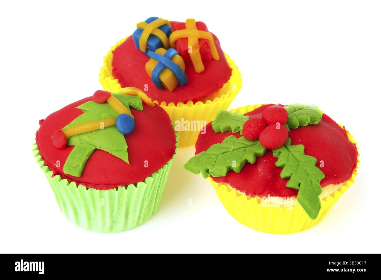 Tre ben decorate tortini di Natale con albero presenta e holly Foto Stock