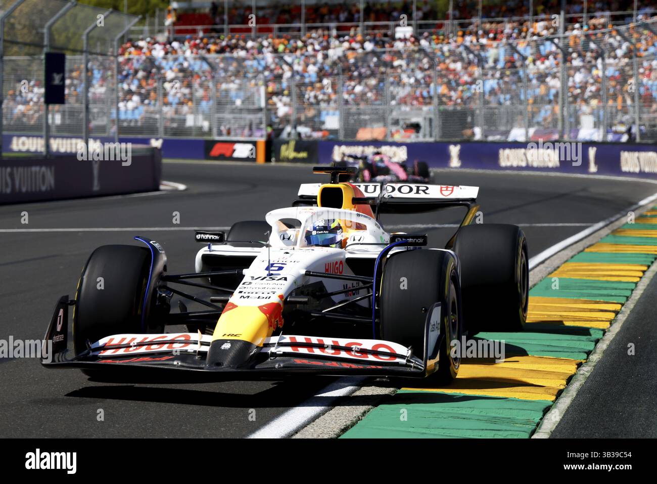 MELBOURNE, AUSTRALIA - 14 MARZO: Isack Hadjar della Francia guida il VCARB 02 del Team VCARB 02 di Visa Cash App Racing Bulls durante le prime prove in Australia Foto Stock