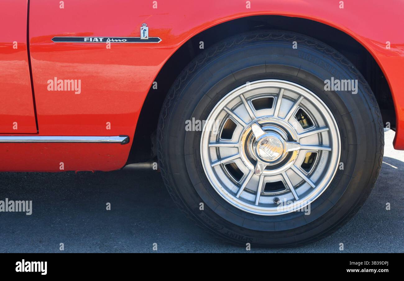 Particolare di un Dino 2400 Spider di Pininfarina, prodotto dalla Fiat in accordo con la Ferrari tra il 1966 e il 1972, Viareggio (Lucca), Toscana, Italia Foto Stock