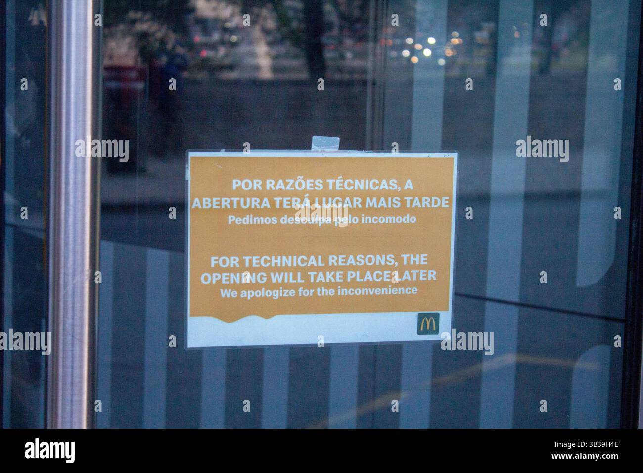 Lisbona-Portogallo: Un avviso è stato attaccato alla porta del ristorante, a causa del diffuso blackout in Portogallo su 04.28.2025 Foto Stock