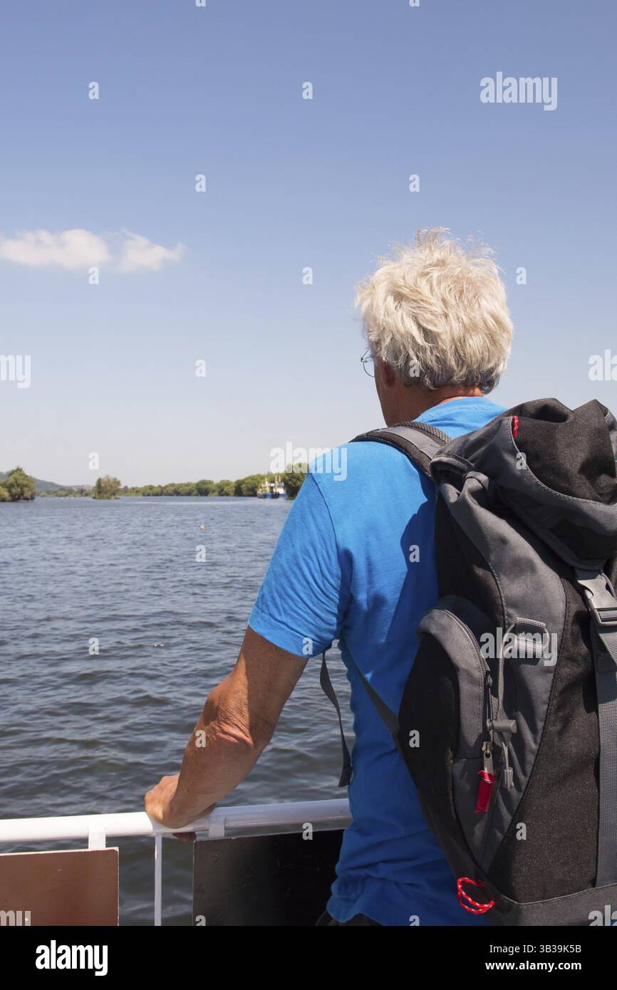 Uomo anziano con zaino nel paesaggio naturale Foto Stock