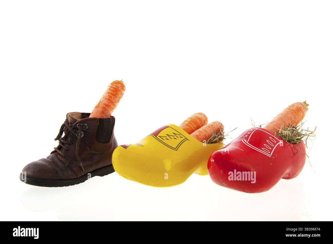 Fila scarpe con le carote per il cavallo di Sinterklaas olandese isolate su sfondo bianco Foto Stock