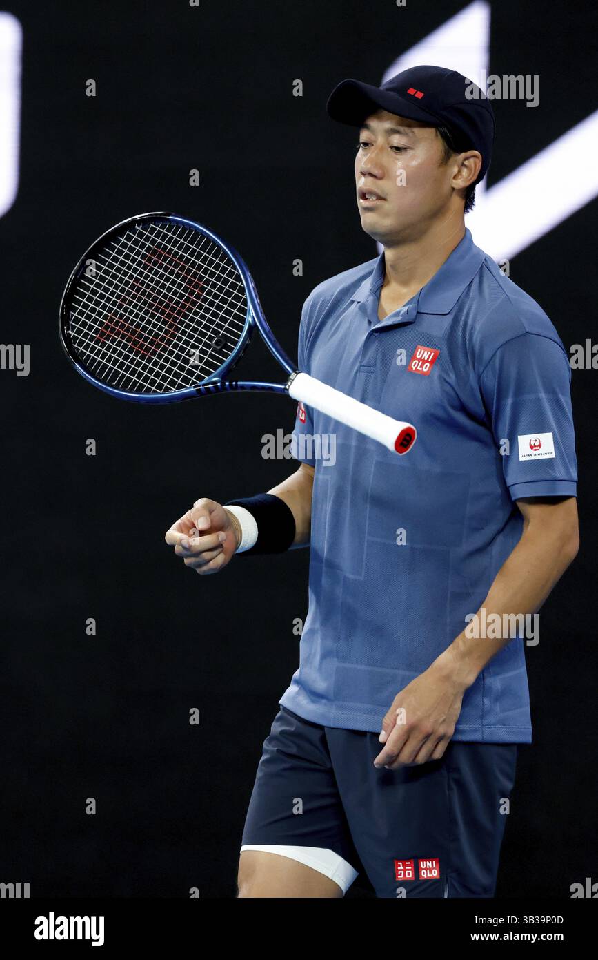 MELBOURNE, AUSTRALIA - 12 GENNAIO: Kei Nishikori del Giappone mentre giocava contro Thiago Monteiro del Brasile il giorno 1 degli Australian Open 2025 al Melbourne P Foto Stock