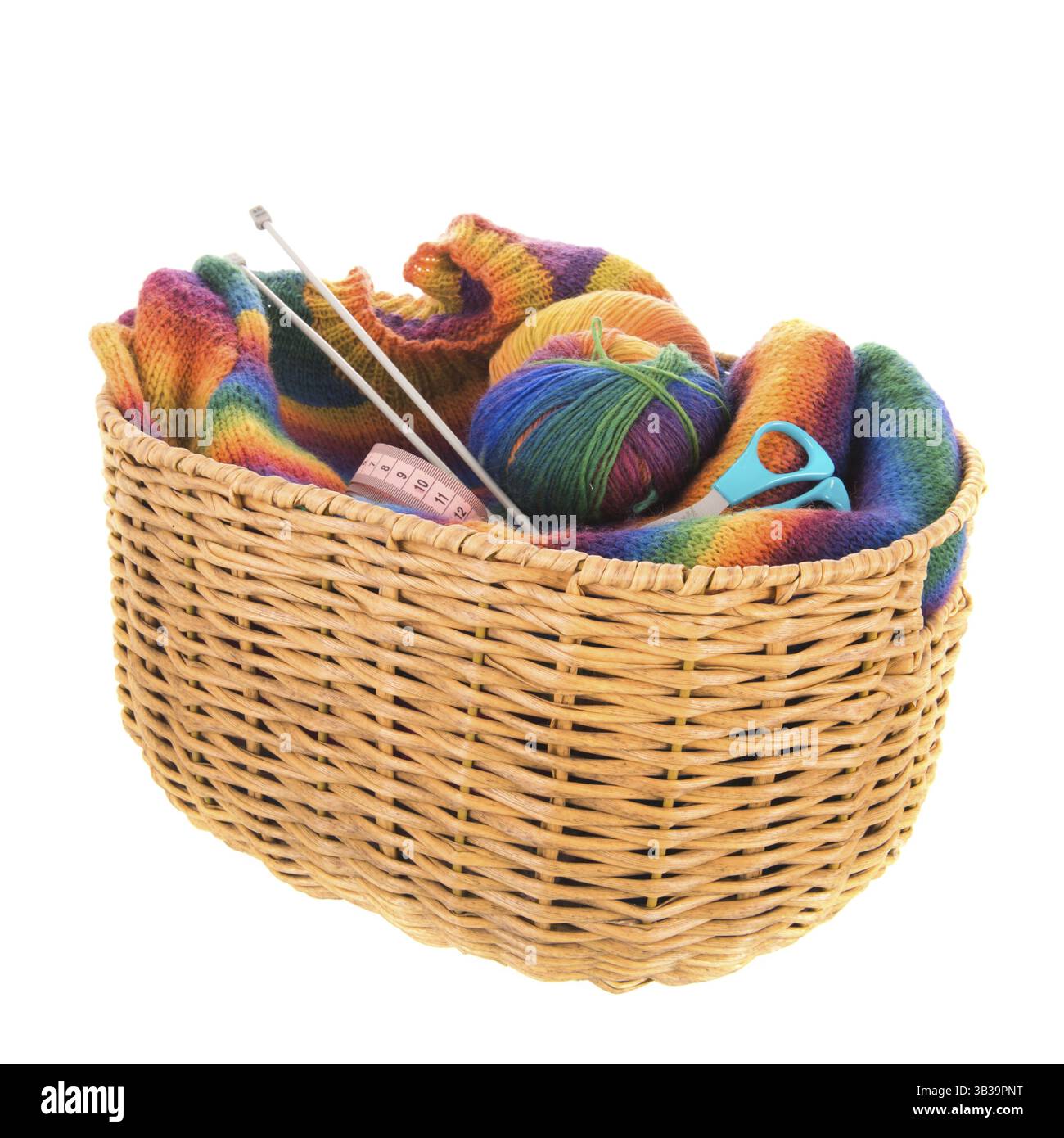 Colorate ponticello a maglia con aghi e lana isolate su sfondo bianco Foto Stock