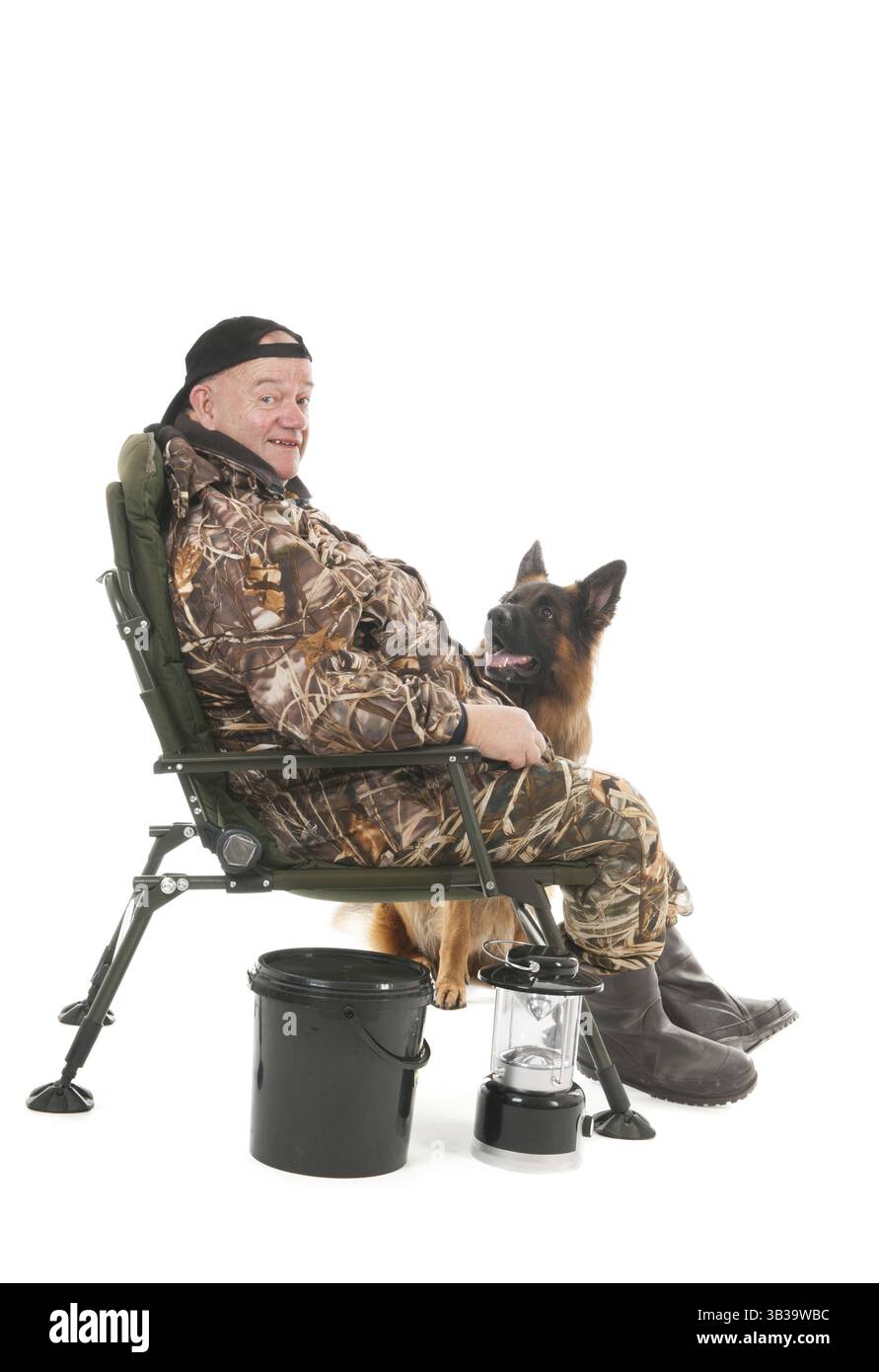 La pesca del pescatore con asta seduto nella sedia isolate su sfondo bianco Foto Stock