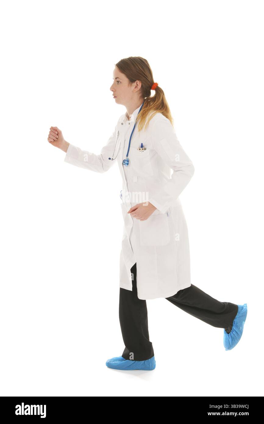 Medico donna con uno stetoscopio in esecuzione isolate su sfondo bianco Foto Stock