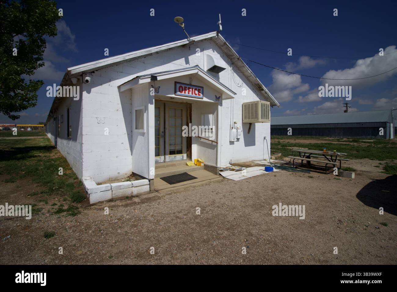 Strano ufficio in mezzo al nulla Foto Stock