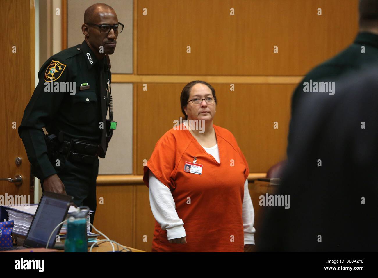 24 gennaio 2018 - Clearwater, Florida, Stati Uniti - SCOTT KEELER | Orari.Stephanie Spurgeon entra in una contea di Pinellas aule di tribunale, mercoledì, 1/24/18 prima della sua audizione probante. In 2008, lei è stato condannato alla morte di un bambino morto da una emorragia cerebrale che i medici detto è stato inflitto da abuso. Ma l'Innocence Project della Florida presentato una mozione per la post-convinzione di soccorso che dice che nuovi studi scientifici dimostrano la malattia e altri fattori possono anche provocare traumi cerebrali nei bambini e non solo gli abusi. (Credito Immagine: © Scott Keeler/Tampa Bay volte via ZUMA filo) Foto Stock