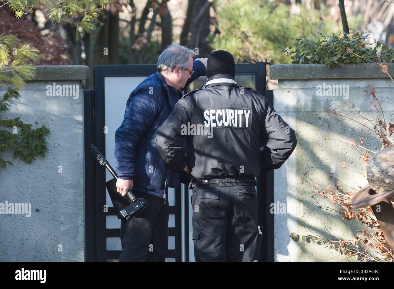 26 gennaio 2018 - Toronto, Canada - l'investigatore privato MARTIN WOODHOUSE entra nella casa degli Sherman. La polizia di Toronto ha annunciato che la morte del miliardario farmaceutico Barry Sherman e di sua moglie Honey Sherman è oggetto di indagine come omicidio. Sherman, il fondatore della Apotex Pharmaceuticals, e sua moglie furono trovati morti nella loro casa il 15 dicembre 2017. La casa è rimasta circondata da un nastro giallo della polizia mentre la polizia e gli investigatori privati perlustrano la scena per trovare delle prove. (Immagine di credito: © Victor Biro via ZUMA Wire) Foto Stock