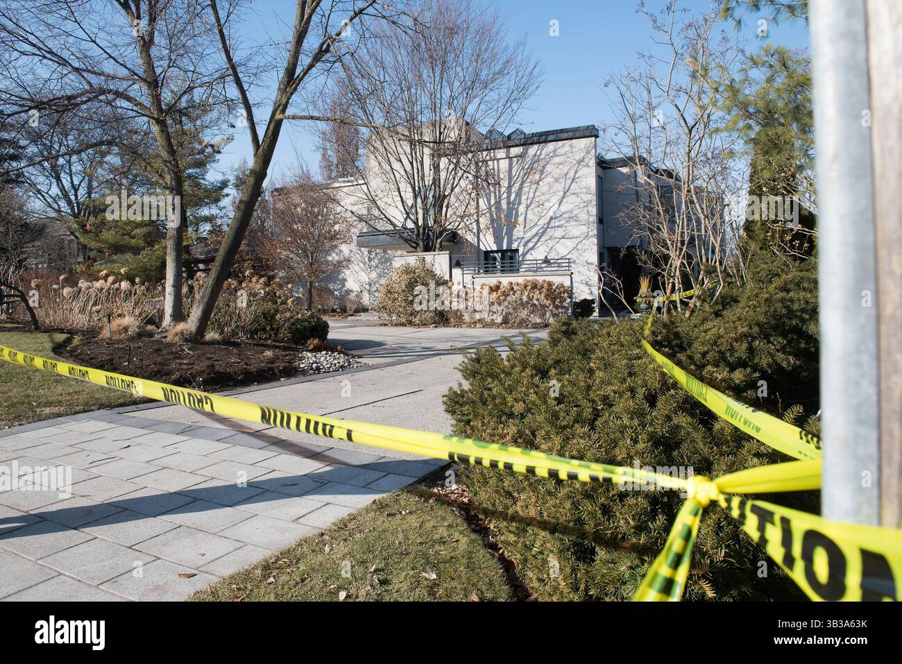 26 gennaio 2018 - Toronto, Canada - la polizia di Toronto ha annunciato che la morte del miliardario farmaceutico Barry Sherman e di sua moglie Honey Sherman è oggetto di indagine come omicidio. Sherman, il fondatore della Apotex Pharmaceuticals, e sua moglie furono trovati morti nella loro casa il 15 dicembre 2017. La casa è rimasta circondata da un nastro giallo della polizia mentre la polizia e gli investigatori privati perlustrano la scena per trovare delle prove. (Immagine di credito: © Victor Biro via ZUMA Wire) Foto Stock