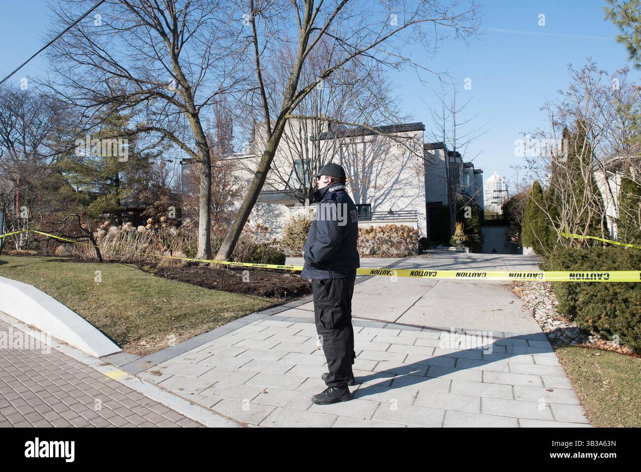 26 gennaio 2018 - Toronto, Canada - la polizia di Toronto ha annunciato che la morte del miliardario farmaceutico Barry Sherman e di sua moglie Honey Sherman è oggetto di indagine come omicidio. Sherman, il fondatore della Apotex Pharmaceuticals, e sua moglie furono trovati morti nella loro casa il 15 dicembre 2017. La casa è rimasta circondata da un nastro giallo della polizia mentre la polizia e gli investigatori privati perlustrano la scena per trovare delle prove. (Immagine di credito: © Victor Biro via ZUMA Wire) Foto Stock