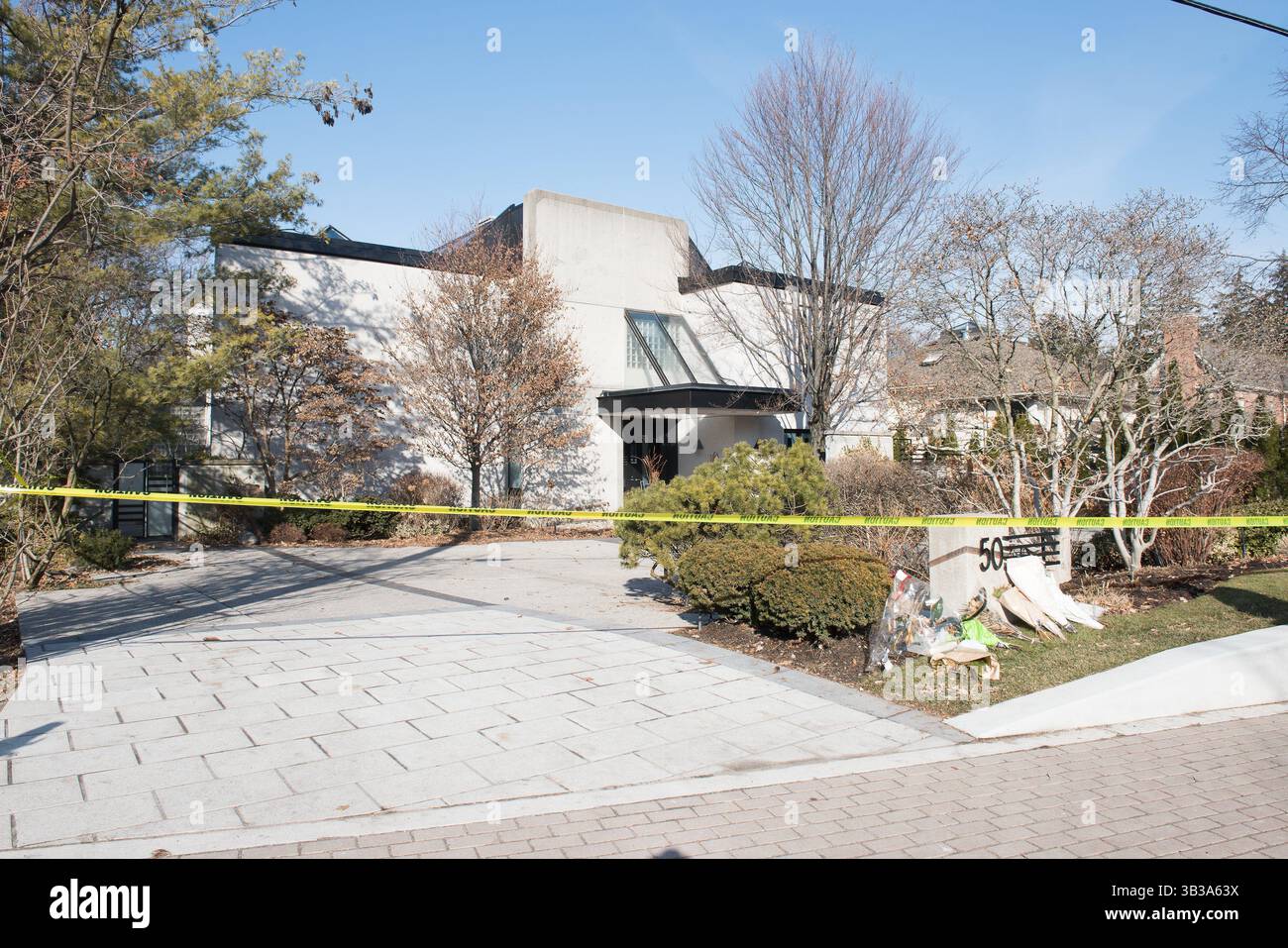 26 gennaio 2018 - Toronto, Canada - la polizia di Toronto ha annunciato che la morte del miliardario farmaceutico Barry Sherman e di sua moglie Honey Sherman è oggetto di indagine come omicidio. Sherman, il fondatore della Apotex Pharmaceuticals, e sua moglie furono trovati morti nella loro casa il 15 dicembre 2017. La casa è rimasta circondata da un nastro giallo della polizia mentre la polizia e gli investigatori privati perlustrano la scena per trovare delle prove. (Immagine di credito: © Victor Biro via ZUMA Wire) Foto Stock