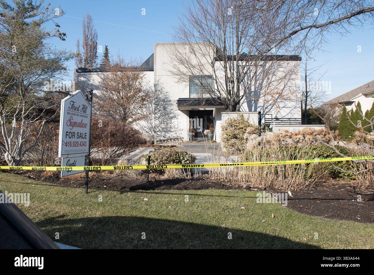 26 gennaio 2018 - Toronto, Canada - la polizia di Toronto ha annunciato che la morte del miliardario farmaceutico Barry Sherman e di sua moglie Honey Sherman è oggetto di indagine come omicidio. Sherman, il fondatore della Apotex Pharmaceuticals, e sua moglie furono trovati morti nella loro casa il 15 dicembre 2017. La casa è rimasta circondata da un nastro giallo della polizia mentre la polizia e gli investigatori privati perlustrano la scena per trovare delle prove. (Immagine di credito: © Victor Biro via ZUMA Wire) Foto Stock