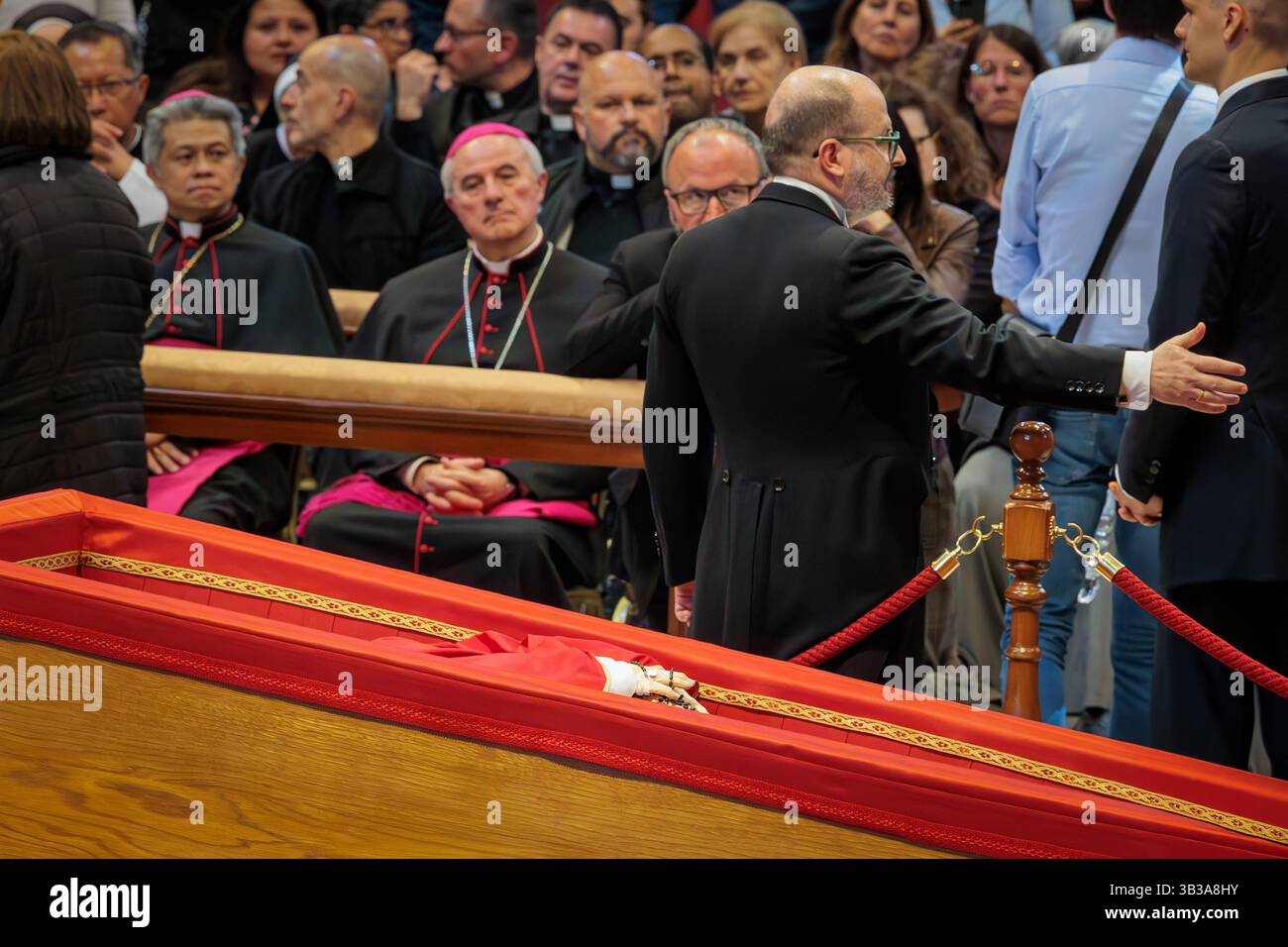 La bara con il corpo di Papa Francesco esposta all'interno della Basilica di San Pietro città del Vaticano, Vaticano - 25 aprile 2025: La bara con il corpo di Papa Francesco esposta all'interno della Basilica di San Pietro per gli ultimi rispetti dei fedeli, prima della chiusura. Città del Vaticano Vaticano Copyright: XGennaroxLeonardix Foto Stock
