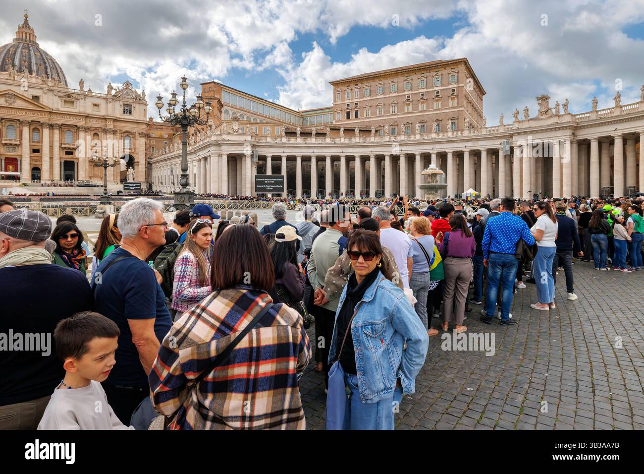 La folla di fedeli in Piazza San Pietro, per gli ultimi rispetti al corpo di Papa Francesco. Città del Vaticano, Vaticano - 25 aprile 2025: Fedeli in fila per entrare nella Basilica di San Pietro, ultimo giorno in cui è possibile rendere omaggio al corpo di Papa Francesco prima della sua sepoltura. Città del Vaticano Vaticano Copyright: XGennaroxLeonardix Foto Stock