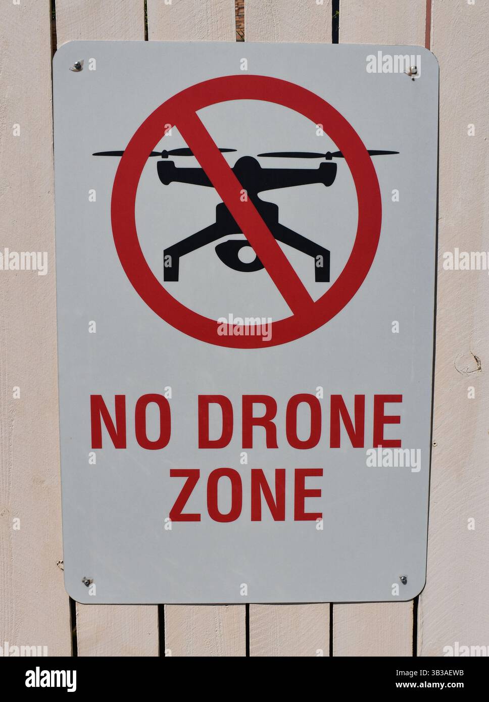 Nessun cartello della zona del drone montato a parete, che indica lo spazio aereo limitato e le normative per i veicoli aerei senza equipaggio. Foto Stock