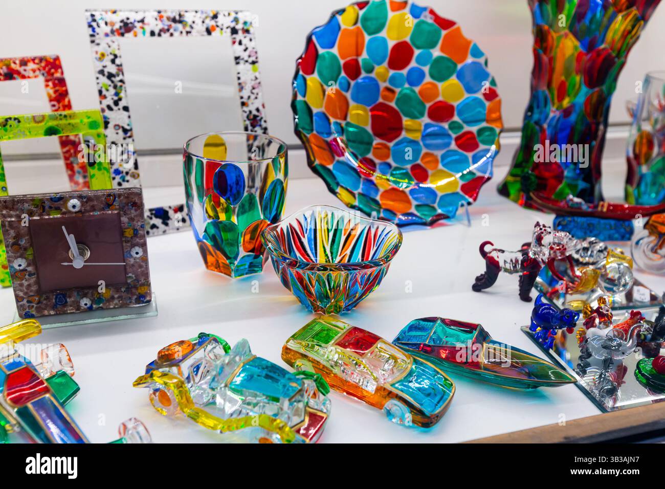 Souvenir dal vetro di Murano nel negozio di articoli da regalo di Venezia Foto Stock