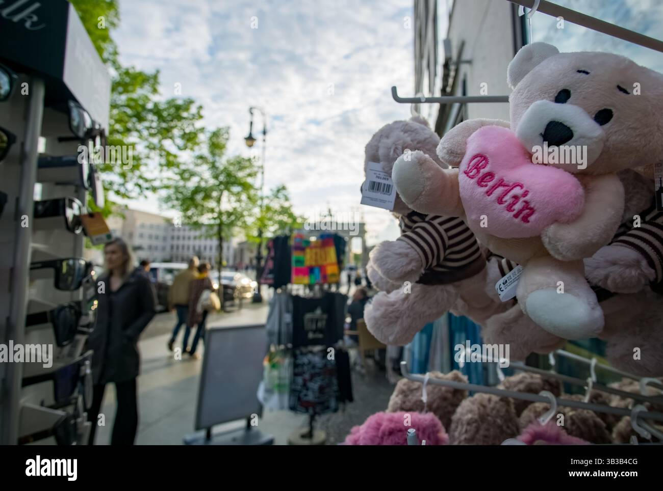Teddy porta con sé il cuore di "Berlino" in un negozio di souvenir vicino alla porta di Brandeburgo, un popolare luogo turistico e area commerciale nel centro di Berlino. Foto Stock