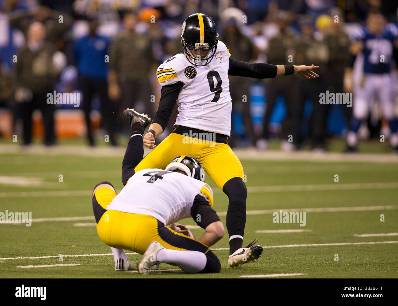 12 novembre 2017: Il kicker dei Pittsburgh Steelers Chris Boswell (9) calca il Field goal vincente fuori dalla tenuta del punter dei Pittsburgh Steelers Jordan Berry (4) durante la partita di football NFL tra i Pittsburgh Steelers e gli Indianapolis Colts al Lucas Oil Stadium di Indianapolis, Indiana. Pittsburgh sconfisse Indianapolis 20-17. John Mersits/CSM. (Immagine di credito: &Copy; John Mersits/CSM tramite cavo ZUMA) Foto Stock