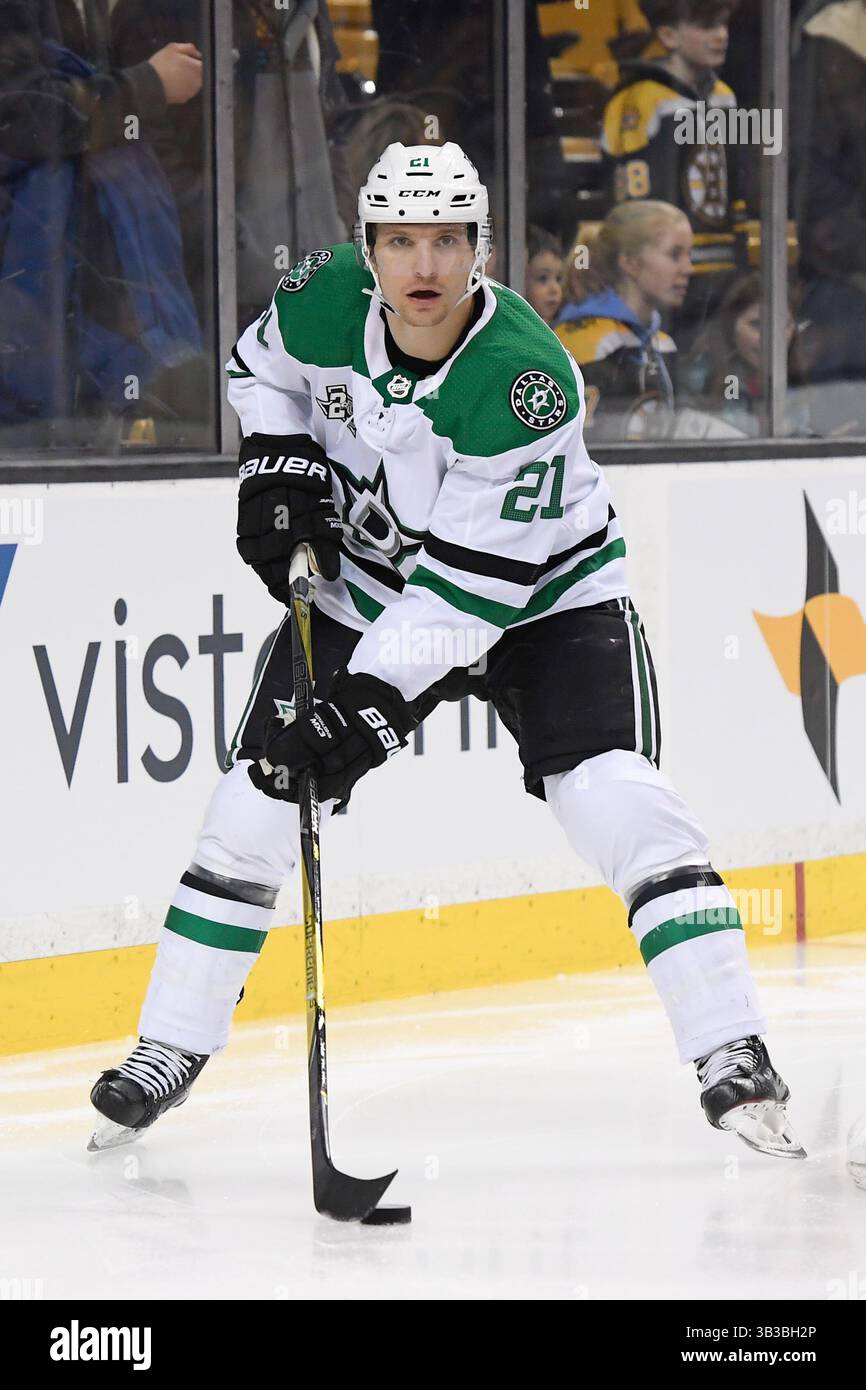 15 gennaio 2018: L'ala sinistra dei Dallas Stars Antoine Roussel (21) si riscalda prima della partita NHL tra i Dallas Stars e i Boston Bruins tenutasi al TD Garden di Boston, Massachusetts. Le stelle sconfiggono i Bruins 3-2 nei tempi supplementari. Eric Canha/CSM(immagine di credito: &Copy; Eric Canha/CSM tramite cavo ZUMA) Foto Stock
