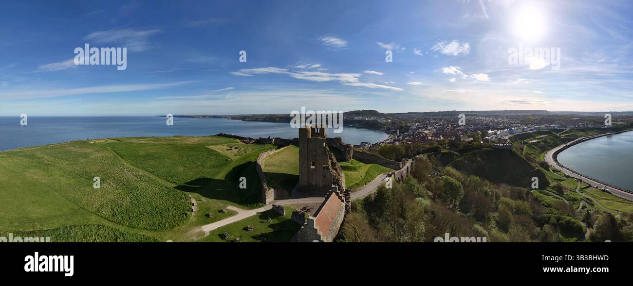 Vista panoramica del castello di Scarborough, fortificazione militare medievale, North Yorkshire Foto Stock
