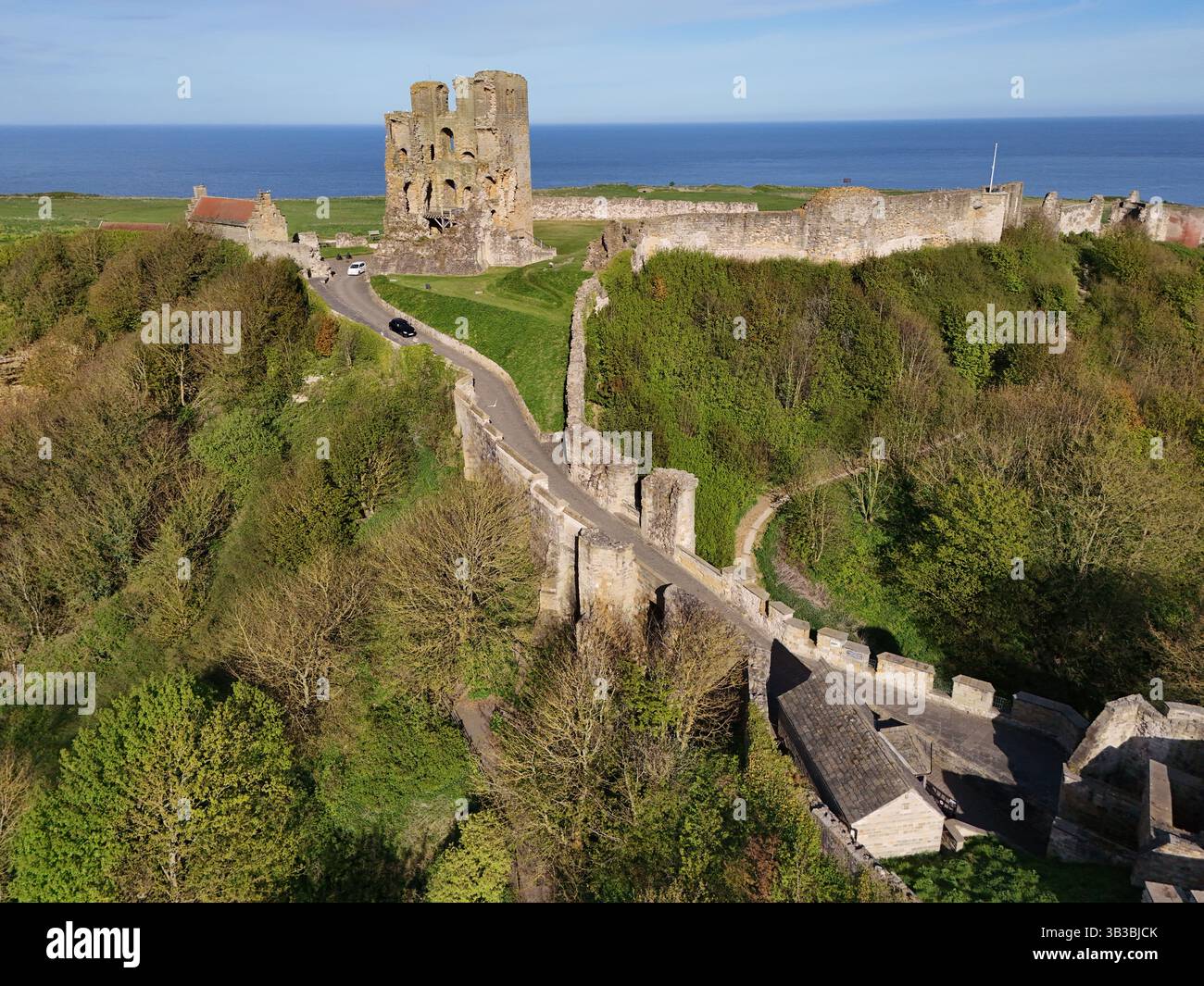 Vista aerea del castello di Scarborough, fortificazione militare medievale, North Yorkshire Foto Stock